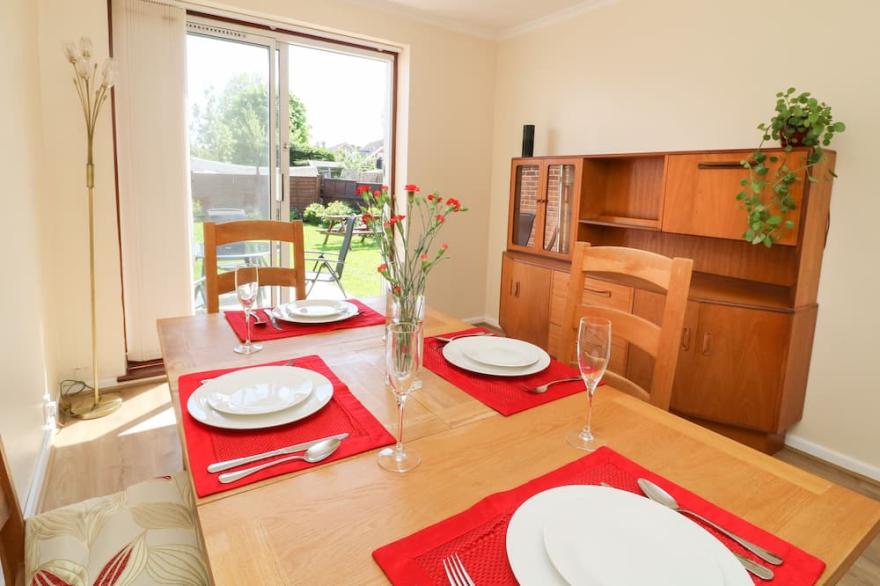 4 RANBY DRIVE, country holiday cottage, with a garden in Hornsea