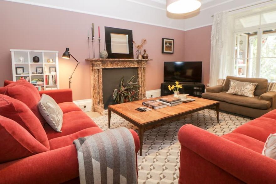 BARNSLEY HOUSE, pet friendly, luxury holiday cottage in Teignmouth