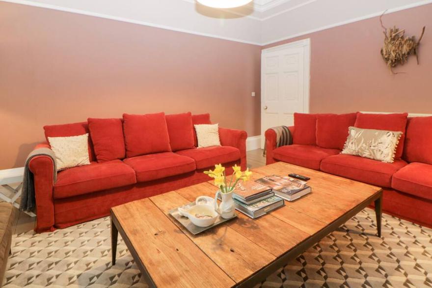 BARNSLEY HOUSE, pet friendly, luxury holiday cottage in Teignmouth