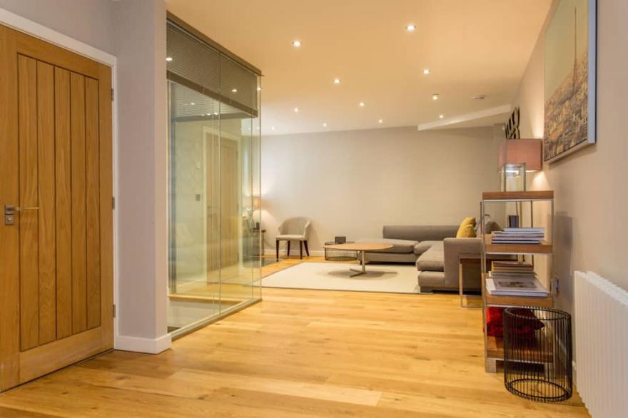 The Sweet Mews - Big & Bright 4BDR Mews Home in Ideal Location