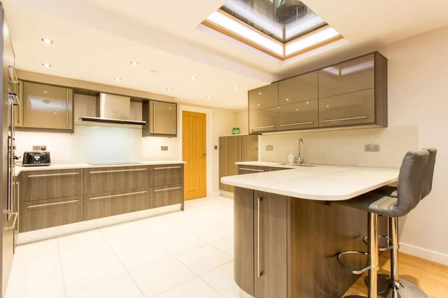 The Sweet Mews - Big & Bright 4BDR Mews Home in Ideal Location