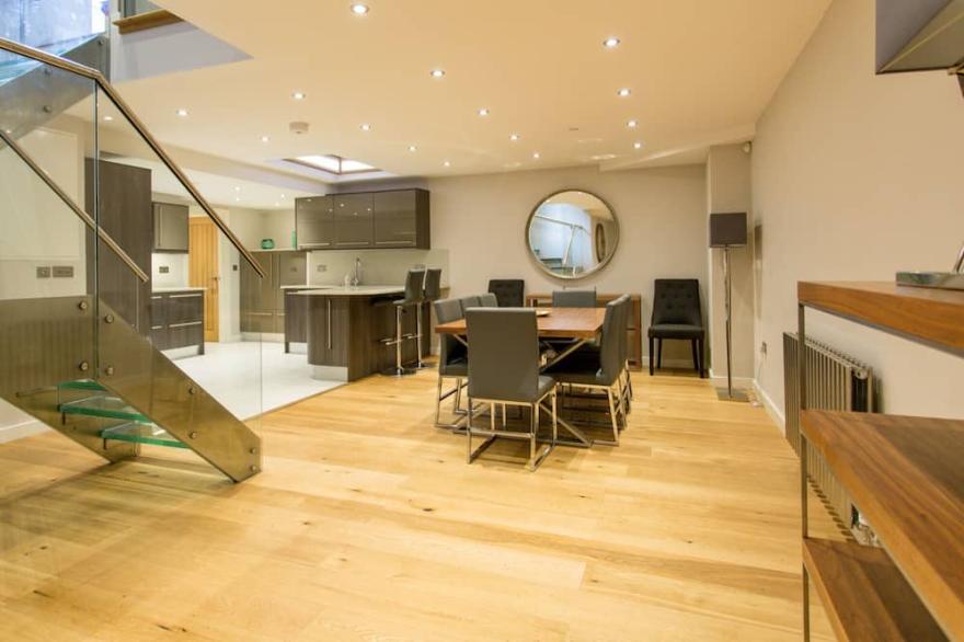 The Sweet Mews - Big & Bright 4BDR Mews Home in Ideal Location