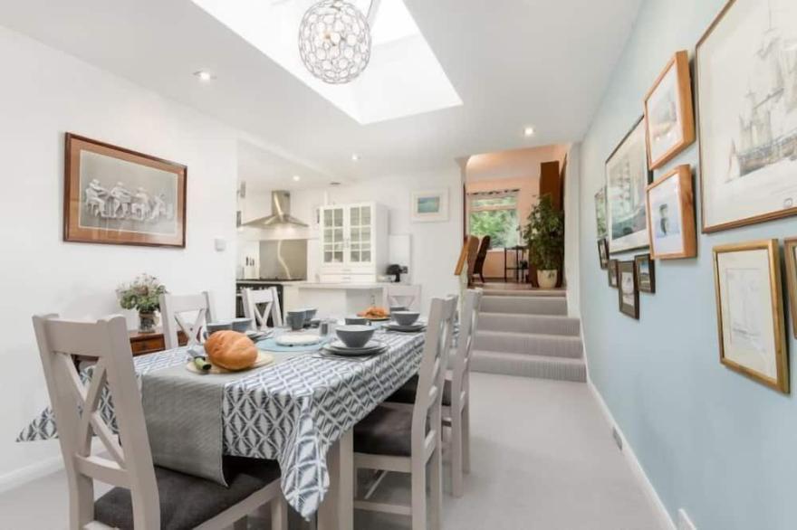 Braeside Holiday Apartment  - chic accommodation  sleeps 4 guests  in 2 bedrooms