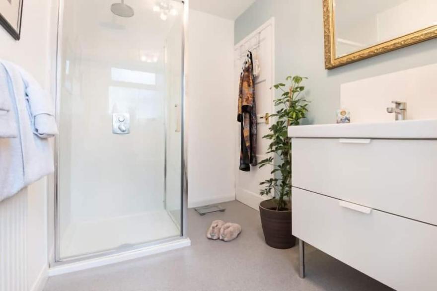 Braeside Holiday Apartment  - chic accommodation  sleeps 4 guests  in 2 bedrooms