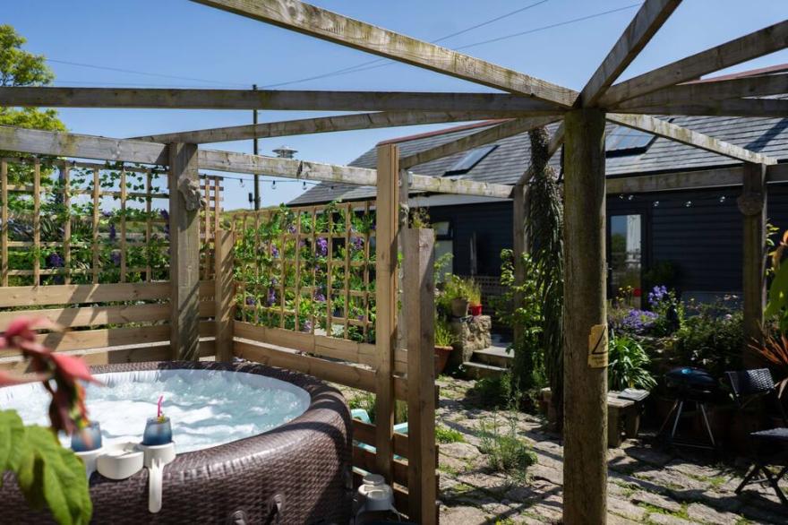 The Stables – Sleeps 6 – Garden – Dog Friendly – Hot Tub