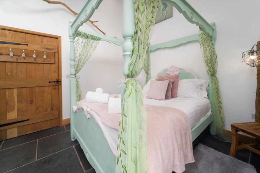 The Stables – Sleeps 6 – Garden – Dog Friendly – Hot Tub