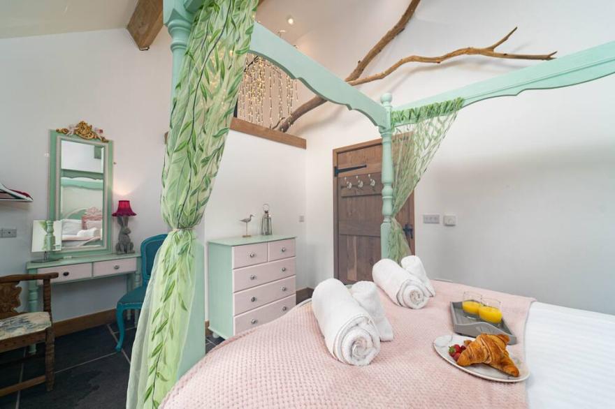 The Stables – Sleeps 6 – Garden – Dog Friendly – Hot Tub