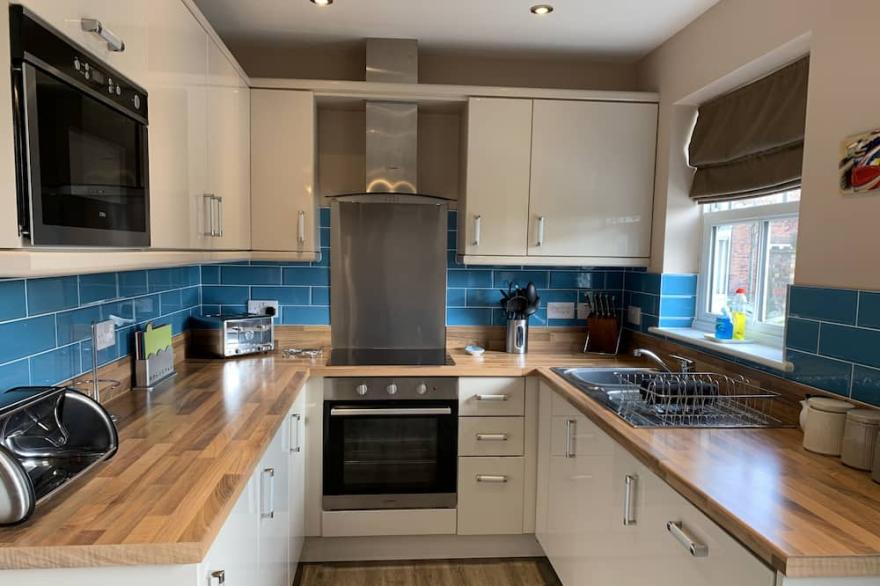 12 Green Close -  a cottage that sleeps 8 guests  in 4 bedrooms