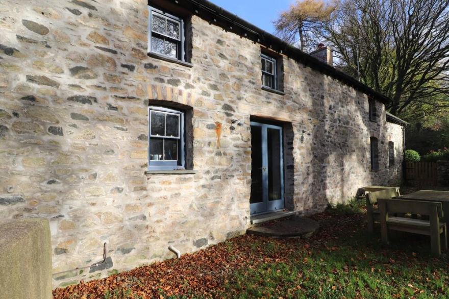 CASTLE COACH HOUSE, pet friendly in Newport, Pembrokeshire