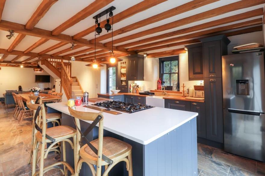 CASTLE COACH HOUSE, pet friendly in Newport, Pembrokeshire
