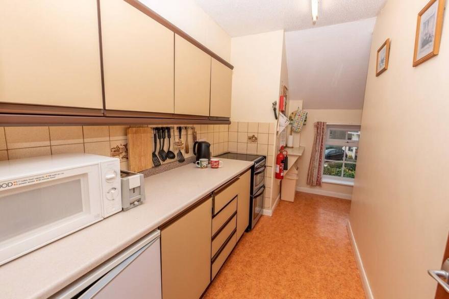 Barton House - Four Bedroom House, Sleeps 8
