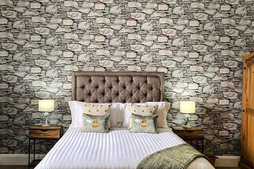 Luxury self-contained country cottage. Amazing views!