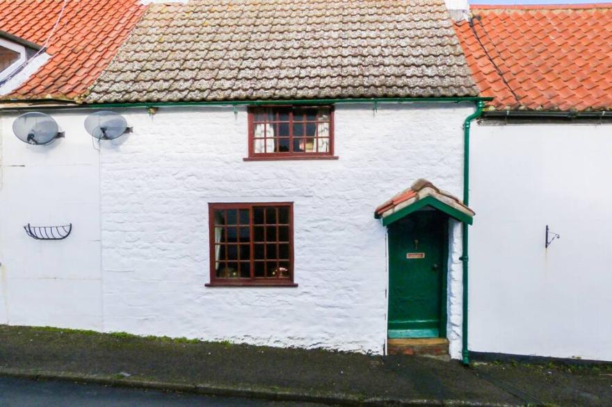 THE BRAMBLES, pet friendly, character holiday cottage in Filey