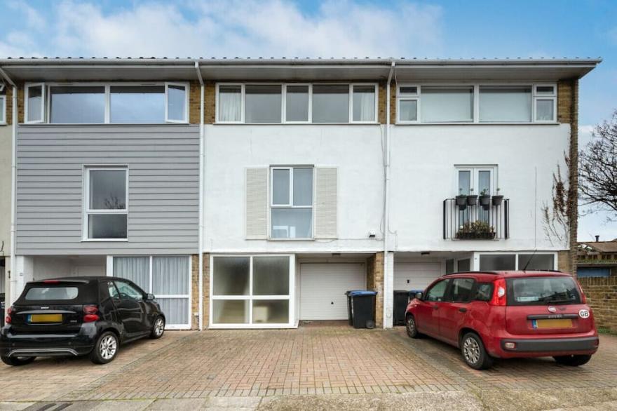 18 Stone Gardens - Two Bedroom House, Sleeps 4