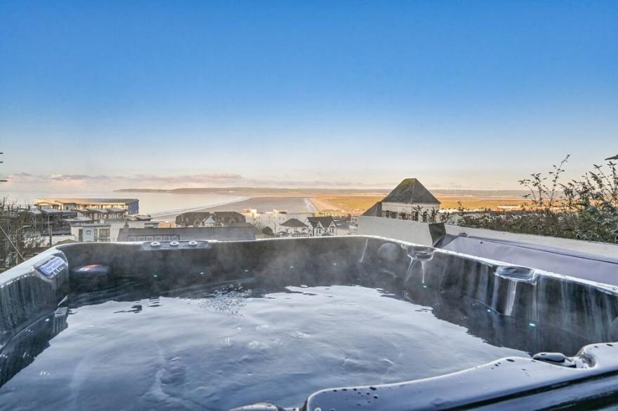 Luxury with hot tub - walk to the beach! Events and golf trips the perfect mix!