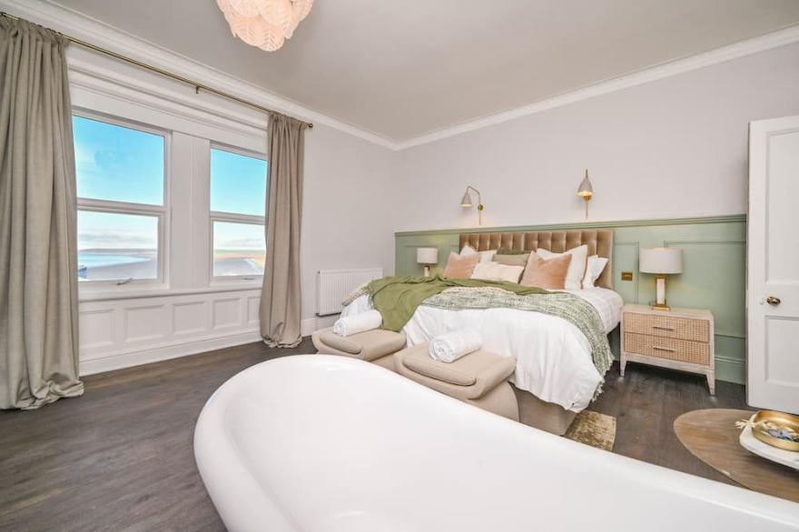 Luxury with hot tub - walk to the beach! Events and golf trips the perfect mix!