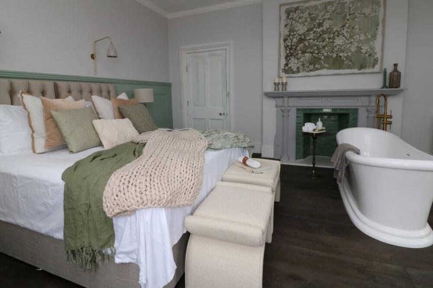 Luxury with hot tub - walk to the beach! Events and golf trips the perfect mix!