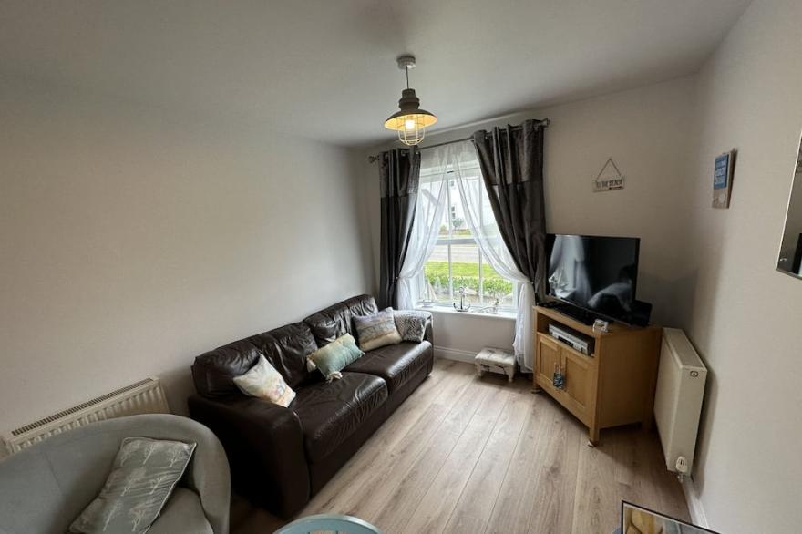 Stunning Ground Floor Coastal Apartment - Sleeping 3 in 1 Bedroom - Pool and Beach Access Included.