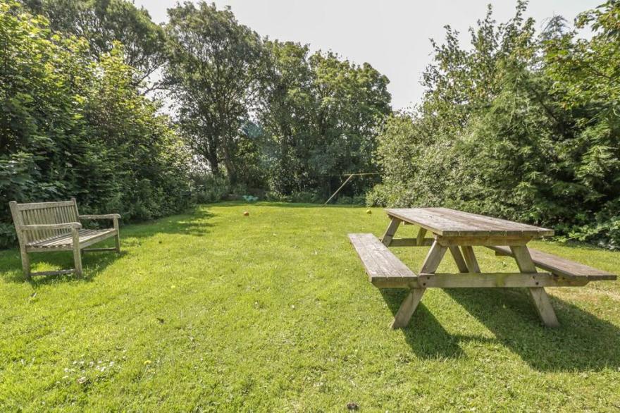 GARRAS BARN, family friendly, with a garden in Truro
