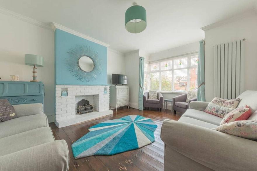 Lovely seaside house just minutes from sandy beaches - superb location