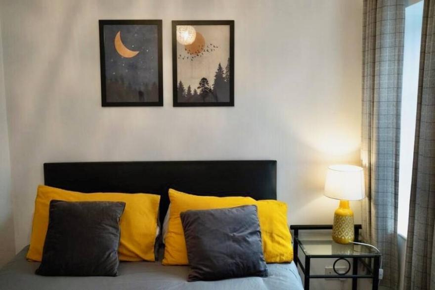Twenty QC by the River - Two bedroom city centre apartment with river view
