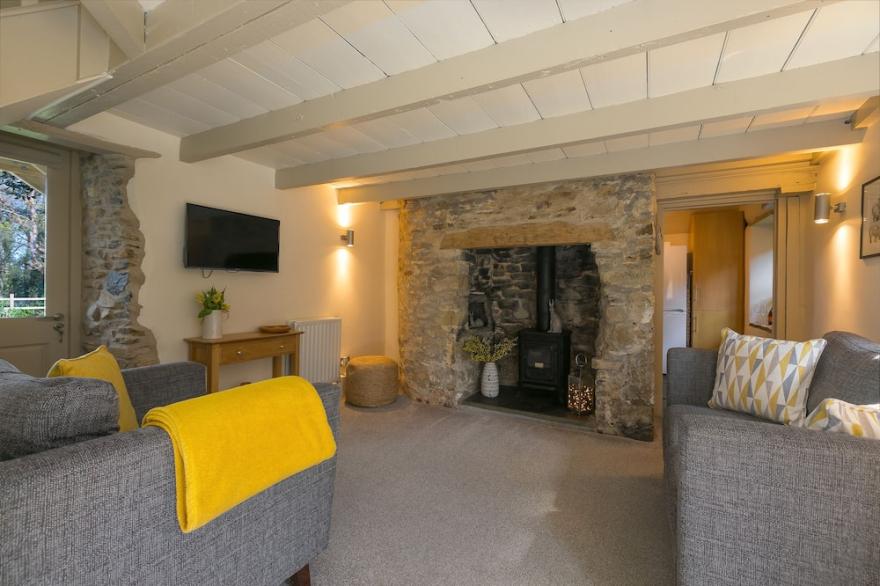 THE ANNEX - TREWOLLA COTTAGE, romantic in St Newlyn East