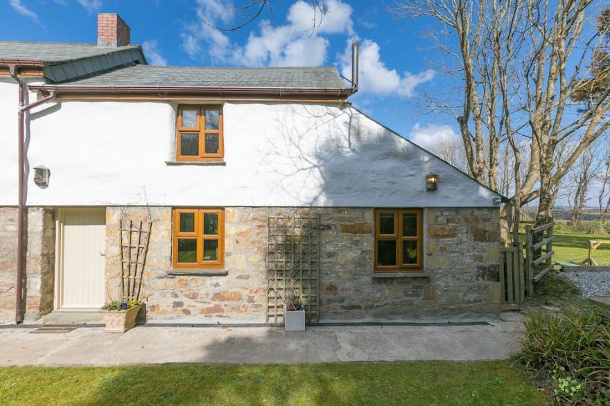 THE ANNEX - TREWOLLA COTTAGE, romantic in St Newlyn East