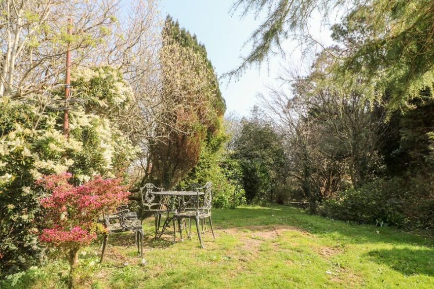TREVENNA CABIN, romantic, with a garden in Sticker
