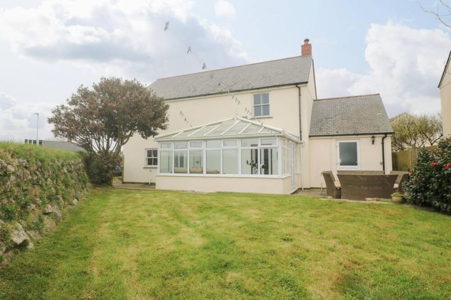 15 TOWER MEADOWS, pet friendly, with a garden in St Buryan