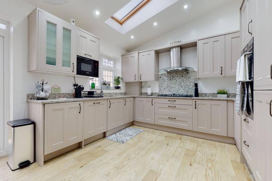 JDB Romford - Charming 4-bedroom House