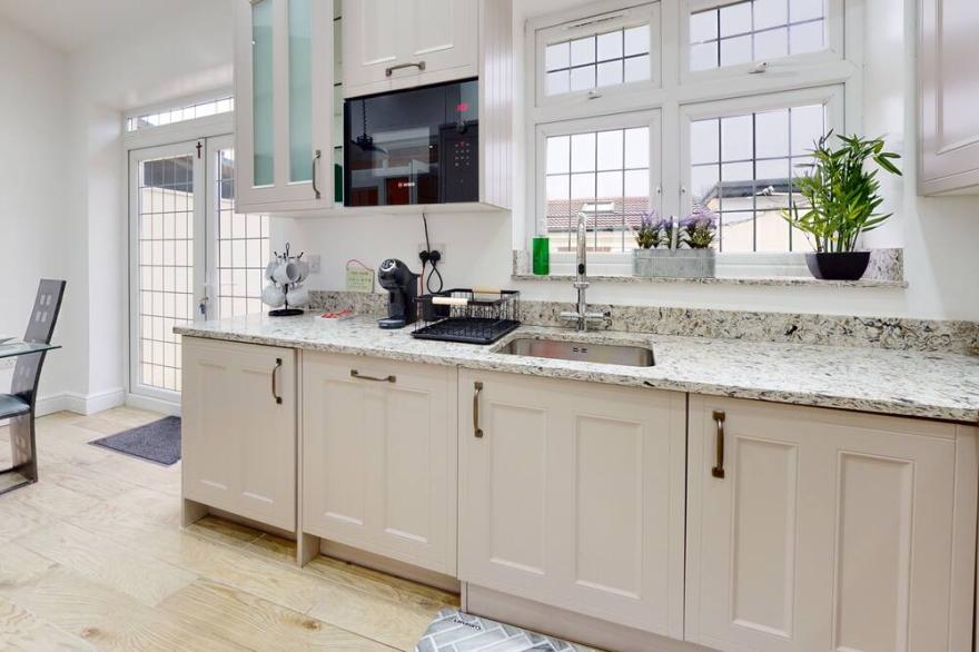 JDB Romford - Charming 4-bedroom House