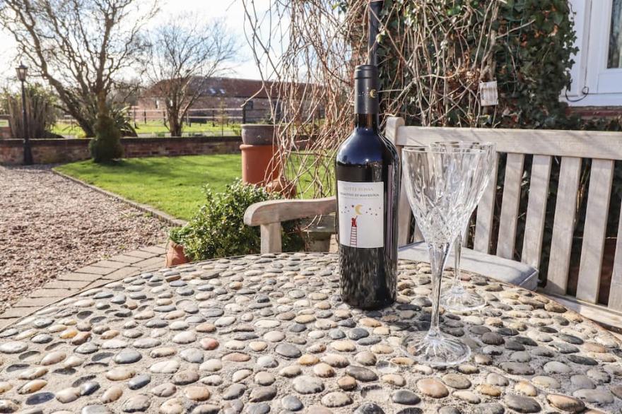 THE DAIRY, pet friendly, character holiday cottage in Burgh Le Marsh