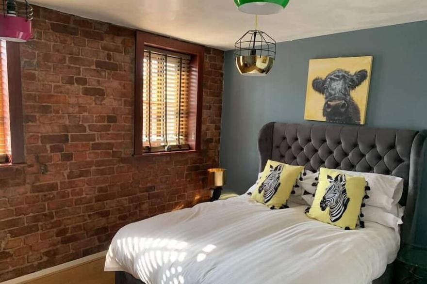 Awesome Mathew St 2 Bed duplex 2 bed sleeps 6