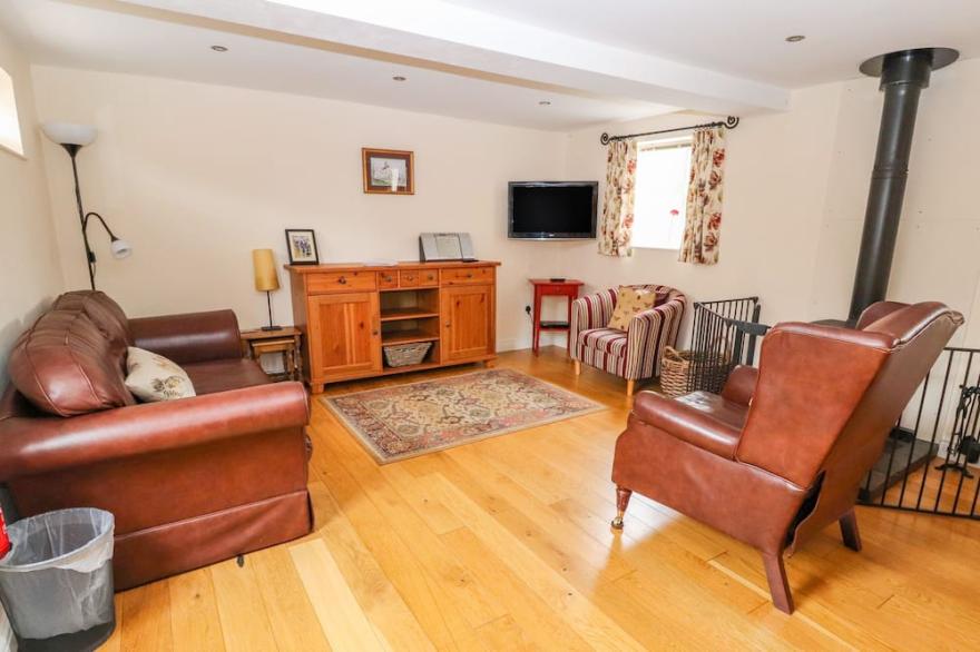 THE SHIPPON, pet friendly, character holiday cottage in Tarporley