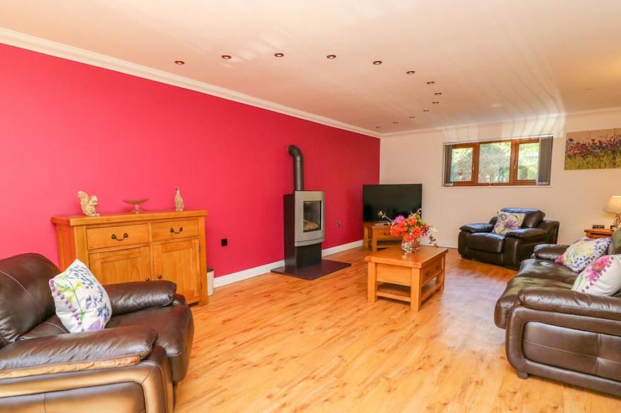 DERWEN HAIDD, pet friendly, country holiday cottage in Llanafan