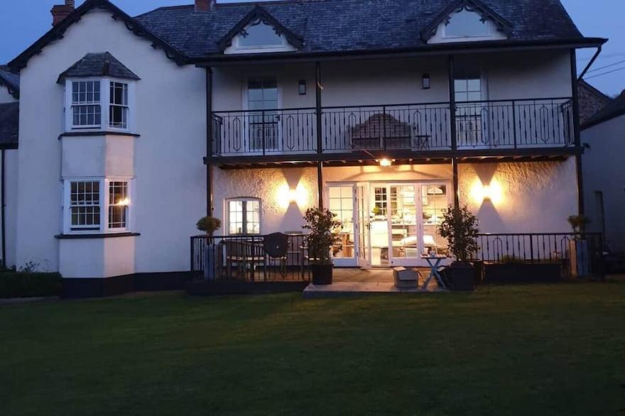 Country house with hot tub - make the most of our UK Summer!
