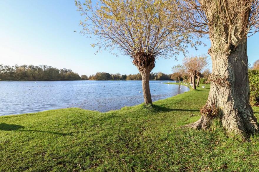 8 OAKS COURT, pet friendly, with a garden in Thorpeness