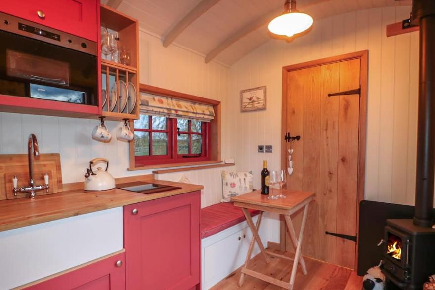 BONNIE'S SHEPHERDS HUT, character holiday cottage in Redmile