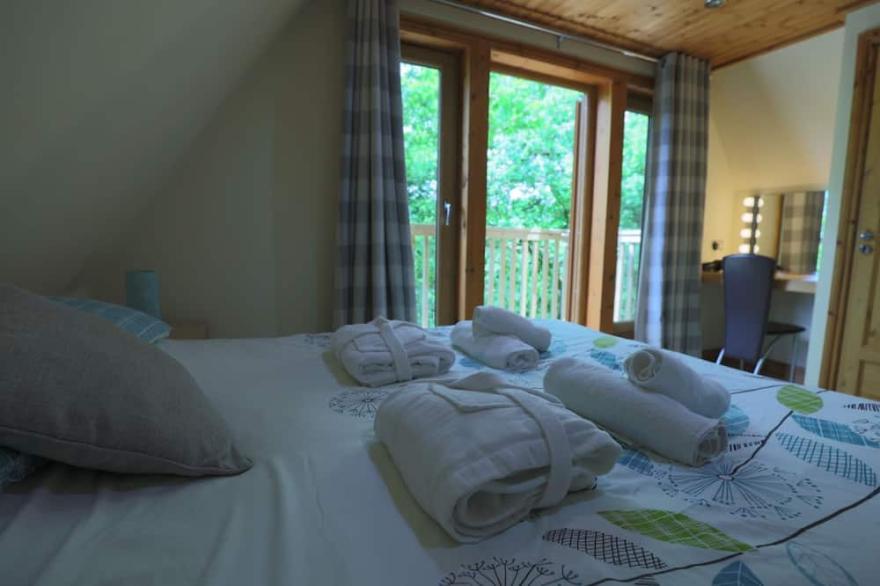 Scandinavian style lodge with hot tub/sauna in 130 acres of woodland