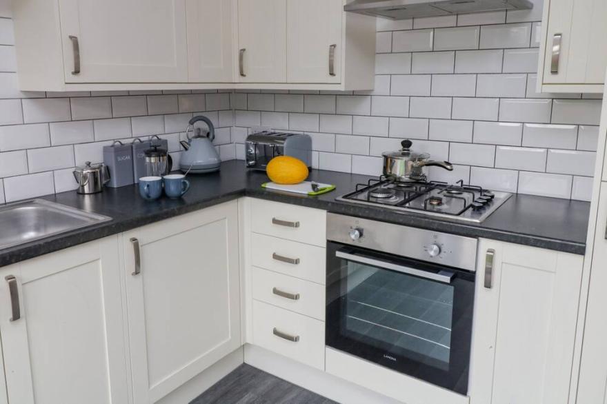 MIDDLECROFT, pet friendly, character holiday cottage in Strensall