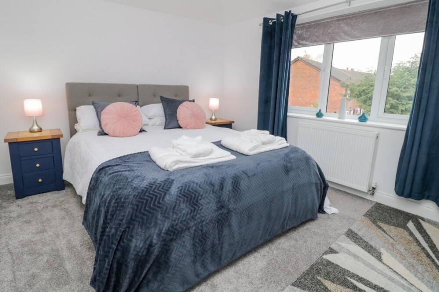 MIDDLECROFT, pet friendly, character holiday cottage in Strensall