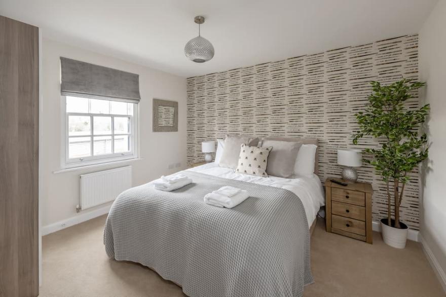 NEW: Beautiful 3-bed house with parking
