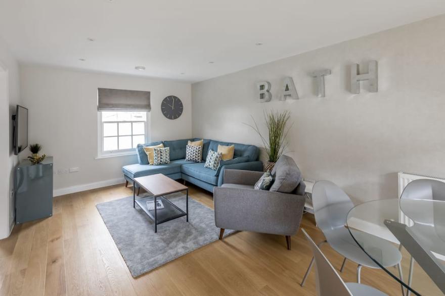 NEW: Beautiful 3-bed house with parking