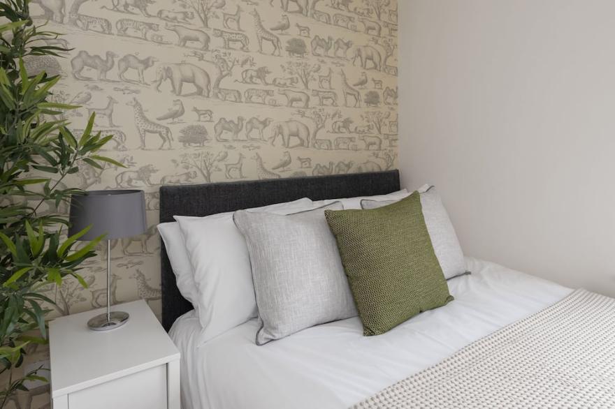 NEW: Beautiful 3-bed house with parking