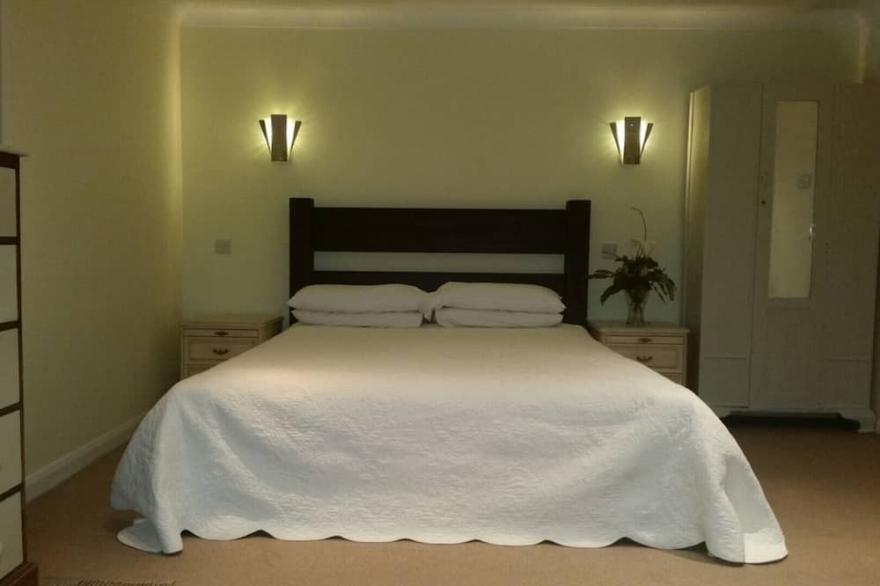 TRELOYHAN LODGE HEATED SWIMMING POOL AND FANTASTIC SEA VIEWS