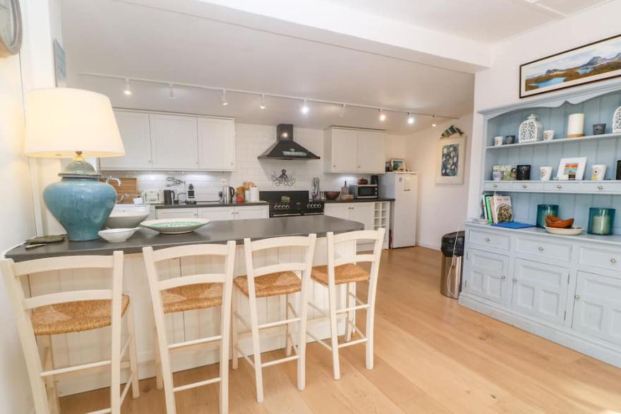 ALPHA, pet friendly, with open fire in St Minver