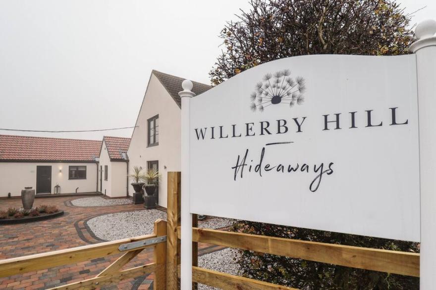MAGNOLIA, pet friendly, with hot tub in Willerby