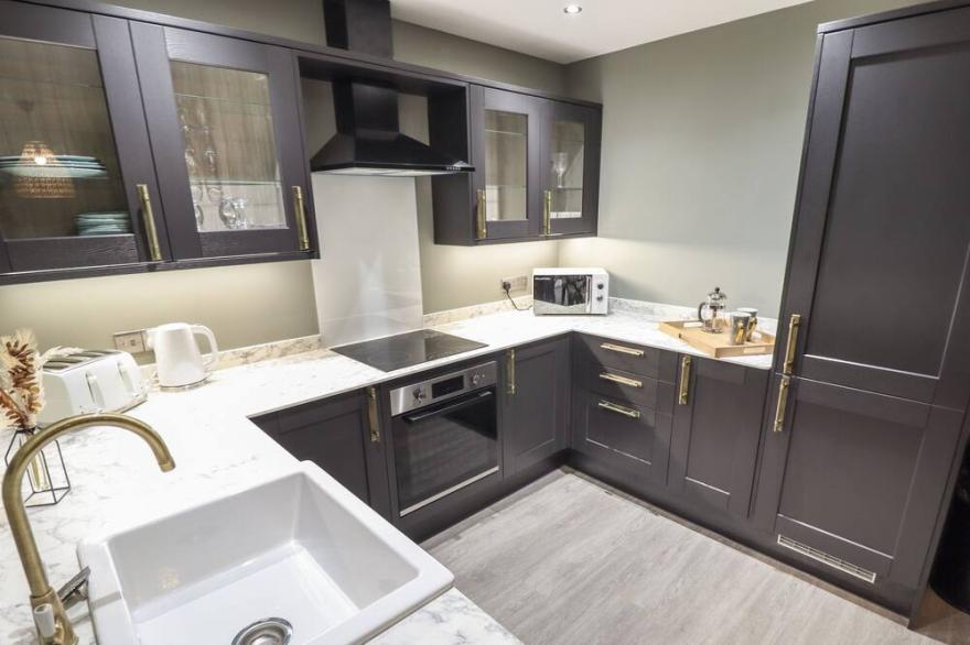 MAGNOLIA, pet friendly, with hot tub in Willerby