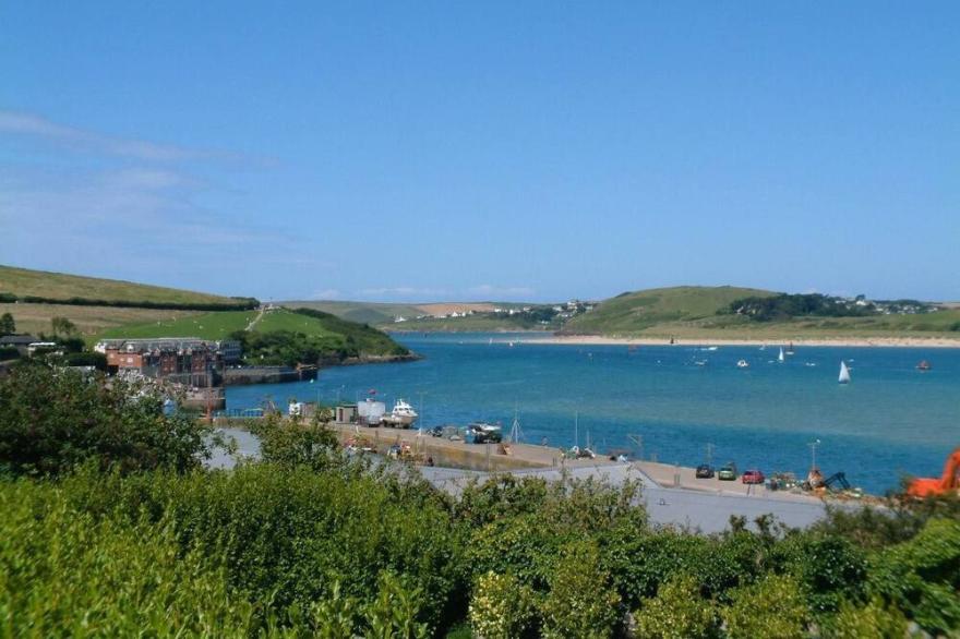 Sleeps 6 guests, ample driveway parking, front and rear gardens. Pets welcome