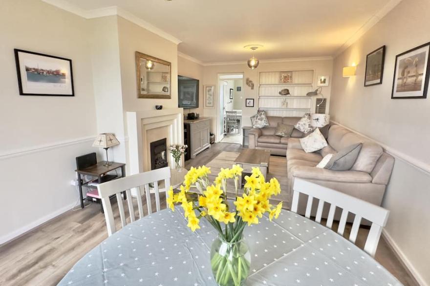 Sleeps 6 guests, ample driveway parking, front and rear gardens. Pets welcome